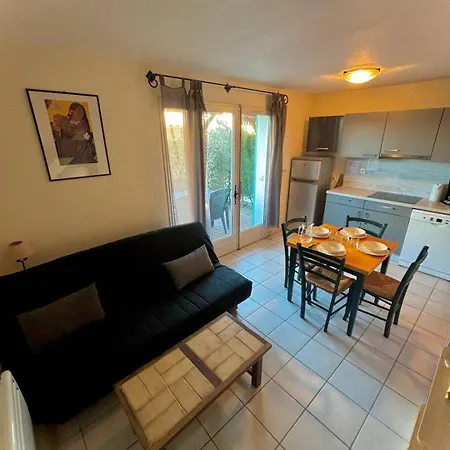 Апартаменты Agreable Maisonnette Piscine Collective 4idp3031 *